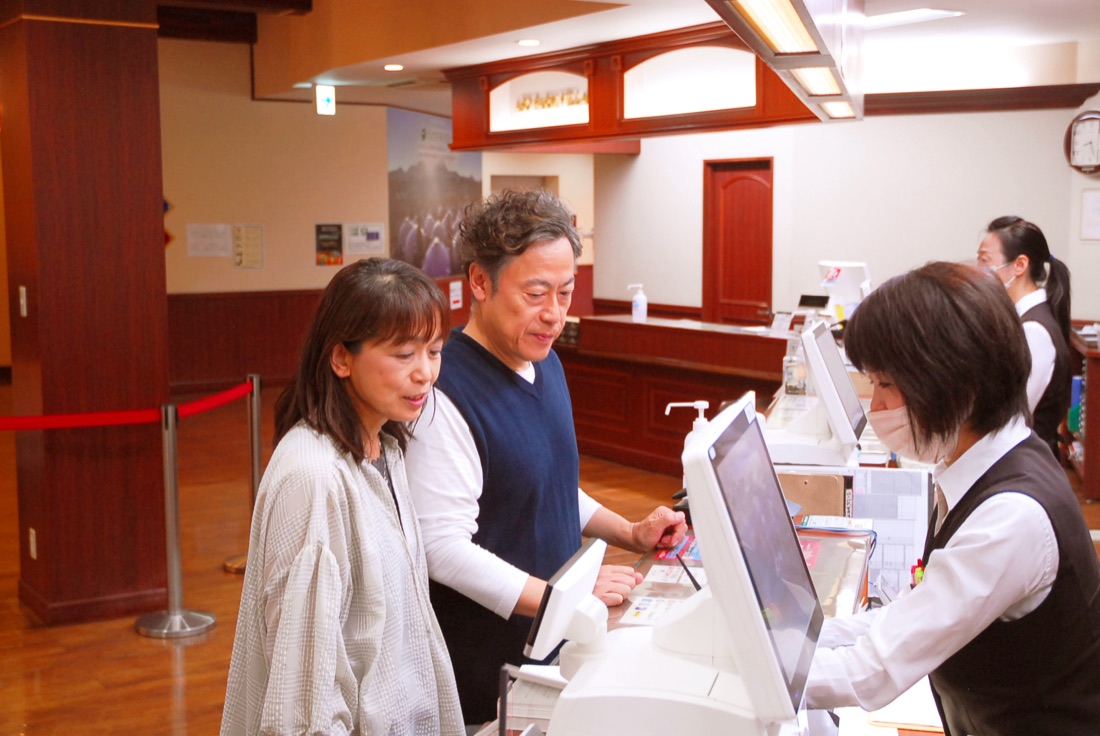 ご夫婦でチェックインする様子